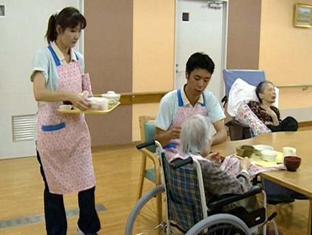 Làm điều dưỡng viên, hộ lý có mức lương tháng 40 - 60 triệu đồng - 1 Điều dưỡng viên làm việc tại Nhật Bản