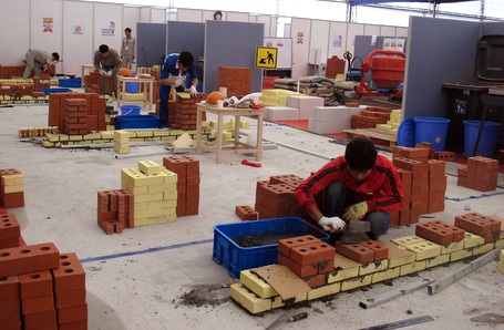 Không khí náo nức không kém tại khu vực thi môn xây gạch