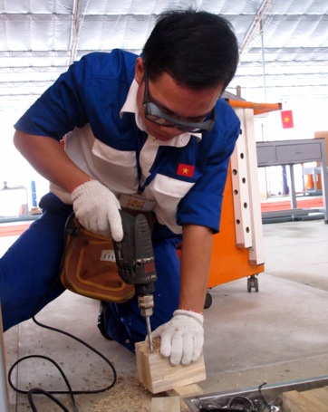 Một bạn thí sinh đoàn Việt Nam đang dự thi môn mộc dân dụng