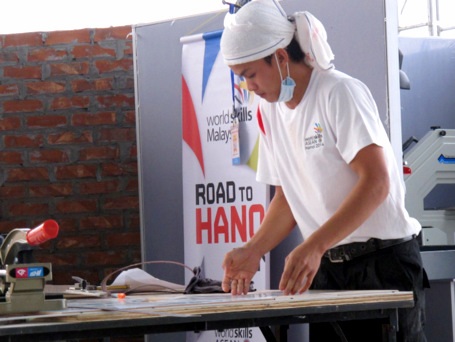 Một thí sinh đang thực hiện môn thi ốp lát