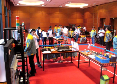 Khu vực thi môn bảo trì thiết bị máy CNC khá tấp nập