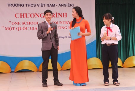 Cơ hội giúp học sinh THCS Hà Nội hiểu hơn về nghề nghiệp - 1 Thí sinh đoàn Việt Nam đang giao lưu với học sinh trường THCS Việt Nam-Angieria.