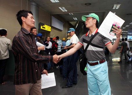 Tạm ứng 4 tỉ đồng hỗ trợ lao động Việt Nam từ Lybia về nước - 1 Lao động Việt Nam từ Lybia về nước
