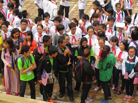 Cơ hội giúp học sinh THCS Hà Nội hiểu hơn về nghề nghiệp - 2 Thí sinh đoàn Malaysia giao lưu với học sinh trường THCS Giảng Võ