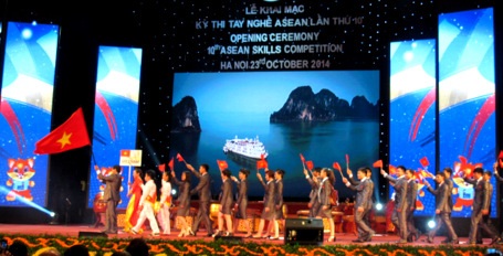 Đoàn thí sinh Việt Nam rước cờ qua sân khấu.