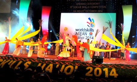 Nhiều tiết mục ca nhạc đặc sắc diễn ra tại đêm khai mạc.