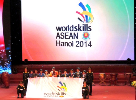 Đại diện 10 đoàn thí sinh của 10 quốc gia làm lễ tuyên thệ