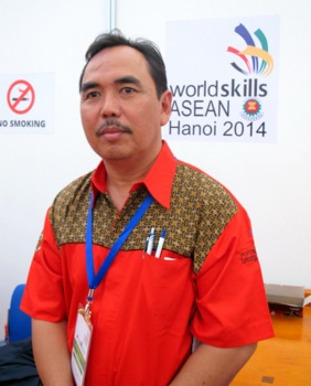 Ông Subandi - chuyên gia
nghề mộc của đoàn Indonexia