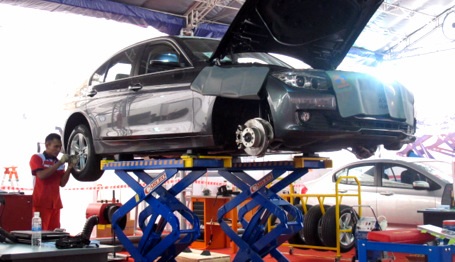 Thí sinh đang dự thi nghề công nghệ ô tô