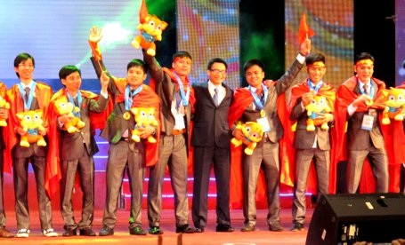 Phó Thủ tướng Vũ Đức Đam chung vui cùng các thí sinh Việt Nam đoạt huy chương vàng