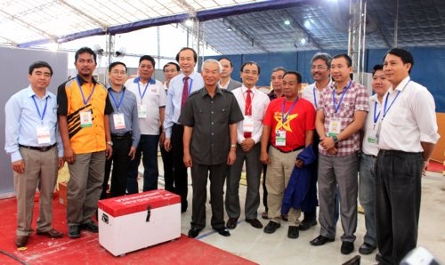 Thứ trưởng Nguyễn Ngọc Phi (thứ 6, từ trái sang phải) chụp ảnh cùng các chuyên gia