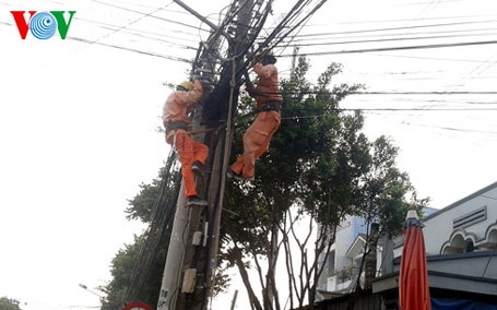 Công nhân điện lực tỉnh Tiền Giang lao động trong môi trường có nhiều rủi ro