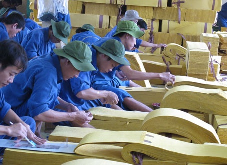 Học viên cai nghiện đang học nghề làm vàng mã tại Hà Nội