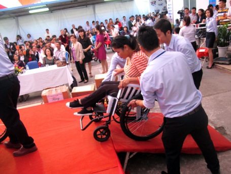 Vai trò nhân viên CTXH đóng vai trò quan trọng trong việc trợ giúp NKT