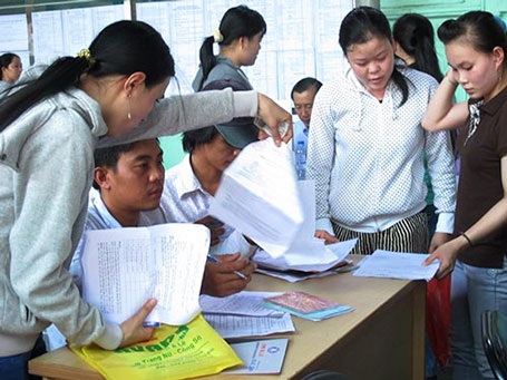 Hợp đồng mùa vụ cũng được hưởng trợ cấp thất nghiệp - 2 Người lao động làm thủ tục hưởng trợ cấp thất nghiệp ở Sàn Giao dịch việc làm tại TP HCM.
