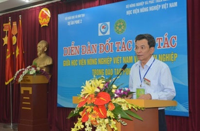 Đào tạo POHE: Giải pháp nhân lực cho doanh nghiệp - 1 PGS.TS.
Vũ Văn Liết - Phó Giám đốc Học viện Nông nghiệp Việt Nam phát biểu khai mạc diễn đàn