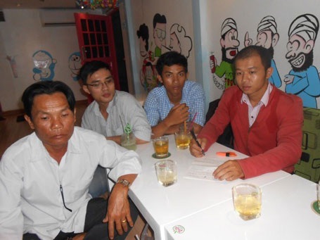 Phụ huynh Bùi Văn Hùm và một số học viên lên TP.Hồ Chí Minh đòi VJI trả lại tiền.