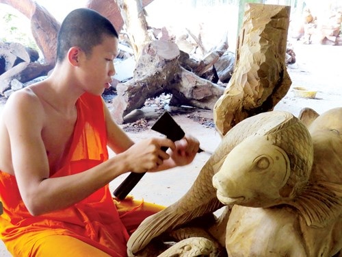 Những nhà sư trẻ chăm chỉ học nghề