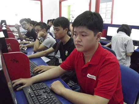 Lựa chọn nào cho học sinh tốt nghiệp lớp 12? - 2 Đặng Nguyễn Thế Hưng (bên phải, ngoài cùng)