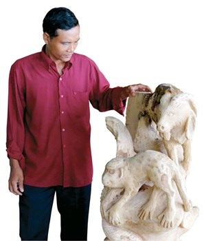 Khách mua tượng điêu khắc ở chùa Hang