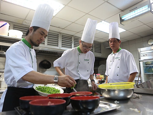 Đỏ mắt tìm người giỏi - 1 Các nhà hàng, khách sạn cần nhiều nhân lực giỏi để chế biến thức ăn