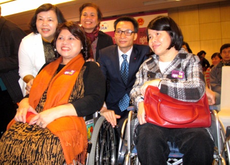 Phó Thủ tướng Vũ Đức Đam chụp ảnh cùng đại biểu người khuyết tật