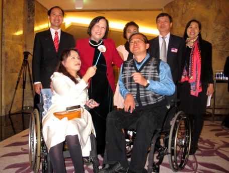 Bộ trưởng Bộ LĐ-TB&XH Phạm Thị Hải Chuyền chụp ảnh với các đại biểu người khuyết tật