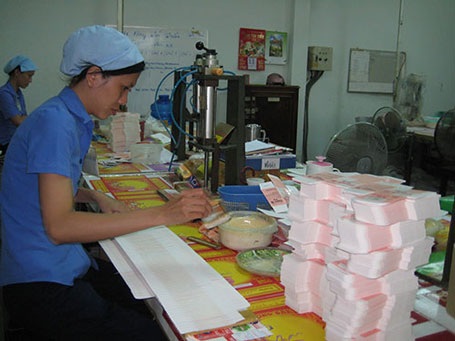 Thưởng Tết xứng đáng - 1 Công nhân Công ty CP Bao bì Sài Gòn được thưởng Tết 1,5 tháng lương Ảnh: HỒNG ĐÀO