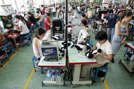 Năng suất lao động Việt Nam ngang Lào: Vì thiếu chất xám - 1 Nếu chỉ là gia công thì năng suất tăng hay giảm không có nhiều ý nghĩa