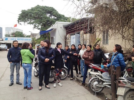 Những công nhân hàng ngày vẫn mòn mỏi đến nhà máy để hỏi về quyền lợi của mình