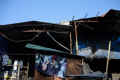 Những lán trại được dựng lên với tầng 1 phục vụ sản xuất, tầng 2 để sinh hoạt. 