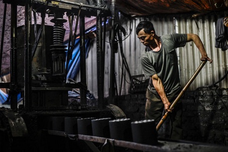 Những lán trại được dựng lên với tầng 1 phục vụ sản xuất, tầng 2 để sinh hoạt. 