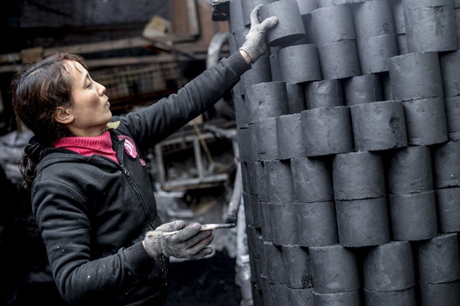 Những lán trại được dựng lên với tầng 1 phục vụ sản xuất, tầng 2 để sinh hoạt. 