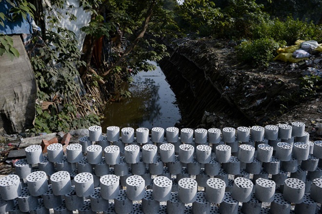 Những lán trại được dựng lên với tầng 1 phục vụ sản xuất, tầng 2 để sinh hoạt. 