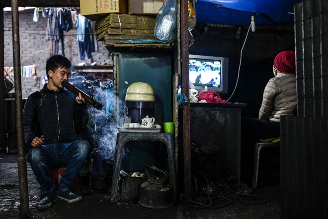 Phút giây thư giãn của những người thợ làm than.