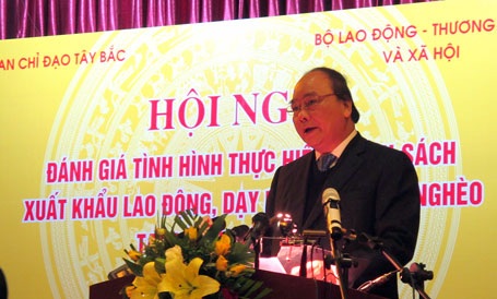 Vùng Tây Bắc: Tỉ lệ hộ nghèo giảm 3% so với năm 2013 - 1 Phó Thủ tướng Chính phủ Nguyễn Xuân Phúc phát biểu tại Hội nghị