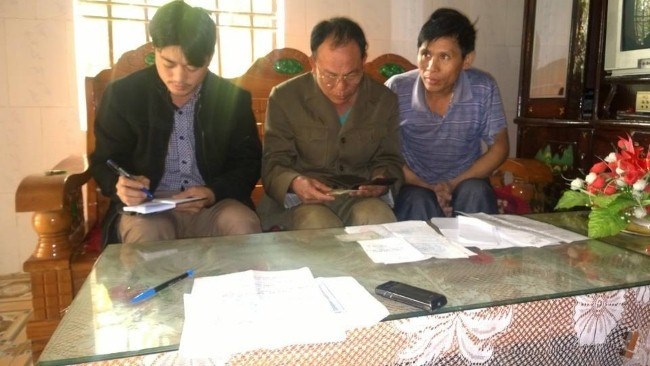 Ông Hoa (ngồi giữa) phản ánh việc mòn mỏi chờ trả lương.