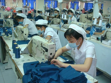 Thưởng Tết âm lịch 2015: Nơi công bố, nơi vẫn “mù mờ” - 1 Tết Ất Mùi 2015, mỗi CN Cty CP Việt Hương sẽ được thưởng 2,5 tháng lương. Ảnh Nam Dương