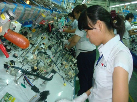 Thưởng Tết âm lịch 2015: Nơi công bố, nơi vẫn “mù mờ” - 2 Mỗi CN Công ty Ya zakieds sẽ được thưởng 1,2 tháng lương. Ảnh Nam Dương
