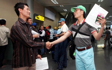 Xuất khẩu lao động năm 2014: Bức tranh tương phản - 1 Lao động Việt Nam đi XKLĐ đang chờ làm thủ tục về nước