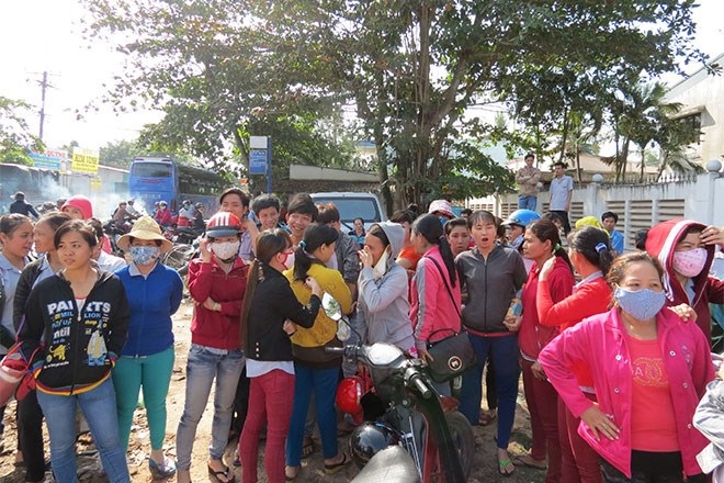 TP.HCM: Gần 800 công nhân ngừng việc đòi tăng lương cơ bản - 1 Sáng 9.1, công nhân không vào được Cty vì Cty có quyết định “sa thải tất cả CN”.