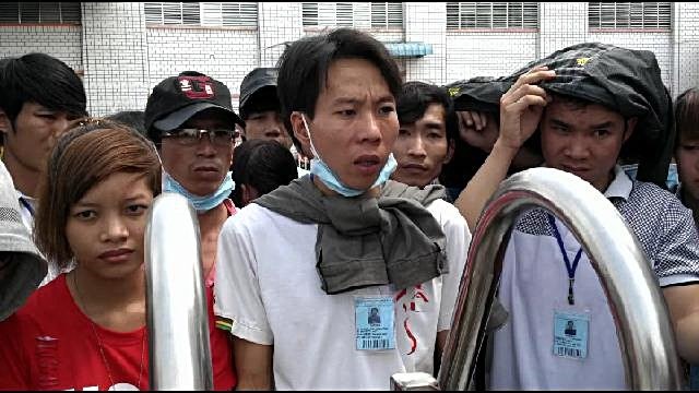 Không có lương tháng 13, gần 700 CN Công ty Sunny Wide VN ngừng việc - 1 Anh Trần Quang Thái đại diện công nhân trình bày nguyên vọng với PV Báo Lao Động