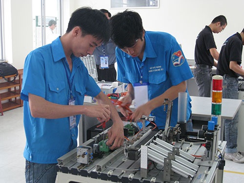 Hơn bao giờ hết người lao động phải tự nâng chất trước công cuộc hội nhập Ảnh: HUỲNH NGA