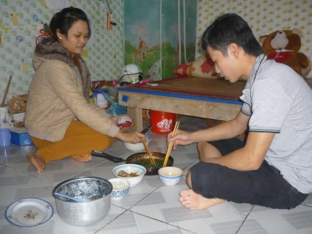 Mẹ ơi, xuân này con vắng nhà! - 1 Gia đình CN Trần Văn Chiến và bữa cơm đạm bạc tại nhà trọ trong những ngày tết.