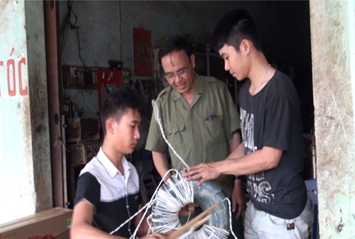 Dạy nghề sửa điện cơ cho thanh niên tại huyện Krông Ana tỉnh Đắk Lắk. Ảnh: Quang Huy