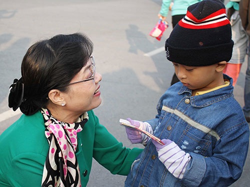 Rộn ràng những chuyến xe nghĩa tình - 1 Bà Nguyễn Thị Quyết Tâm, Chủ tịch HĐND TP HCM, với con công nhân tại buổi đưa tiễn