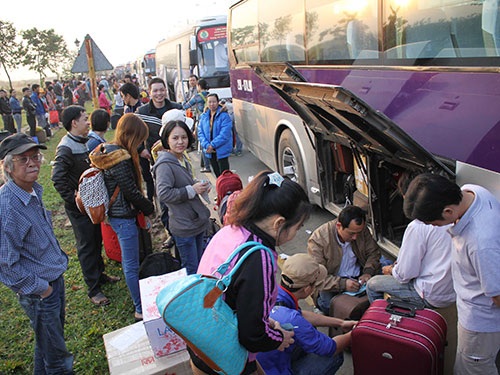 Rộn ràng những chuyến xe nghĩa tình - 2 Công nhân tất bật chuẩn bị lên xe Ảnh: HOÀNG TRIỀU