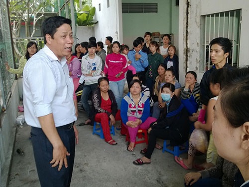 Nợ lương, giám đốc “biến mất” - 1 Ông Nguyễn Văn Thiệu, người được công ty “ủy quyền” đang thương lượng với công nhân
