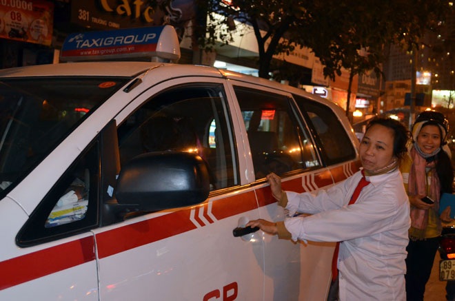 Chuyện cơ cực và “khó nói” của đời nữ lái taxi - 2 Chị Hoàng Thị Thanh Hương bên chiếc “cần câu cơm”.