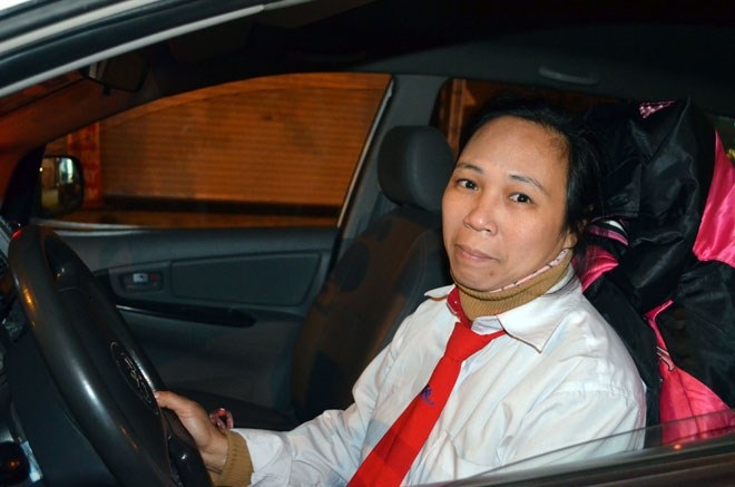 Chuyện cơ cực và “khó nói” của đời nữ lái taxi - 1 Những “bóng hồng” sau vôlăng taxi luôn phải đối diện với nhiều rủi ro.